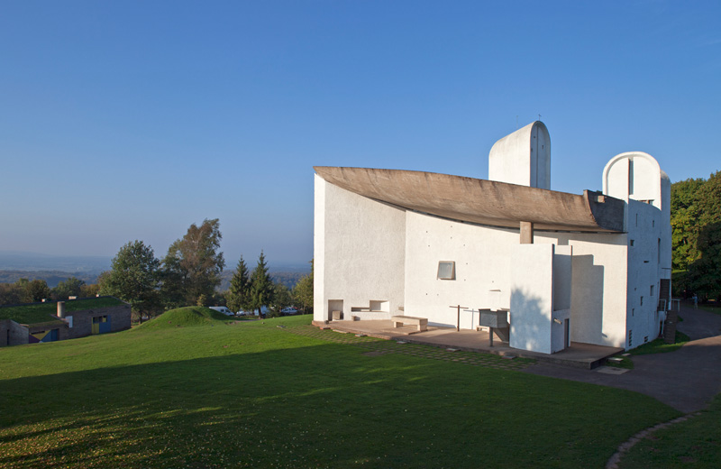 Ronchamp (Haute Saone, F): Die Kapelle Notre Dame du Haut (Le Corbusier 1955) liegt auf einem Berg